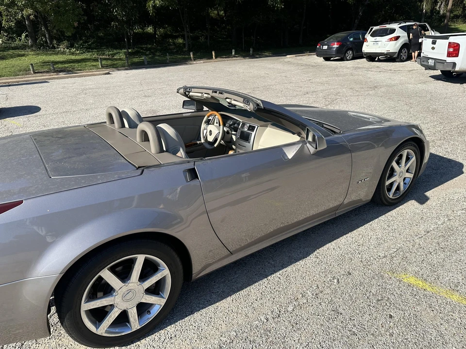 2005 Cadillac XLR - Image 12 of 31