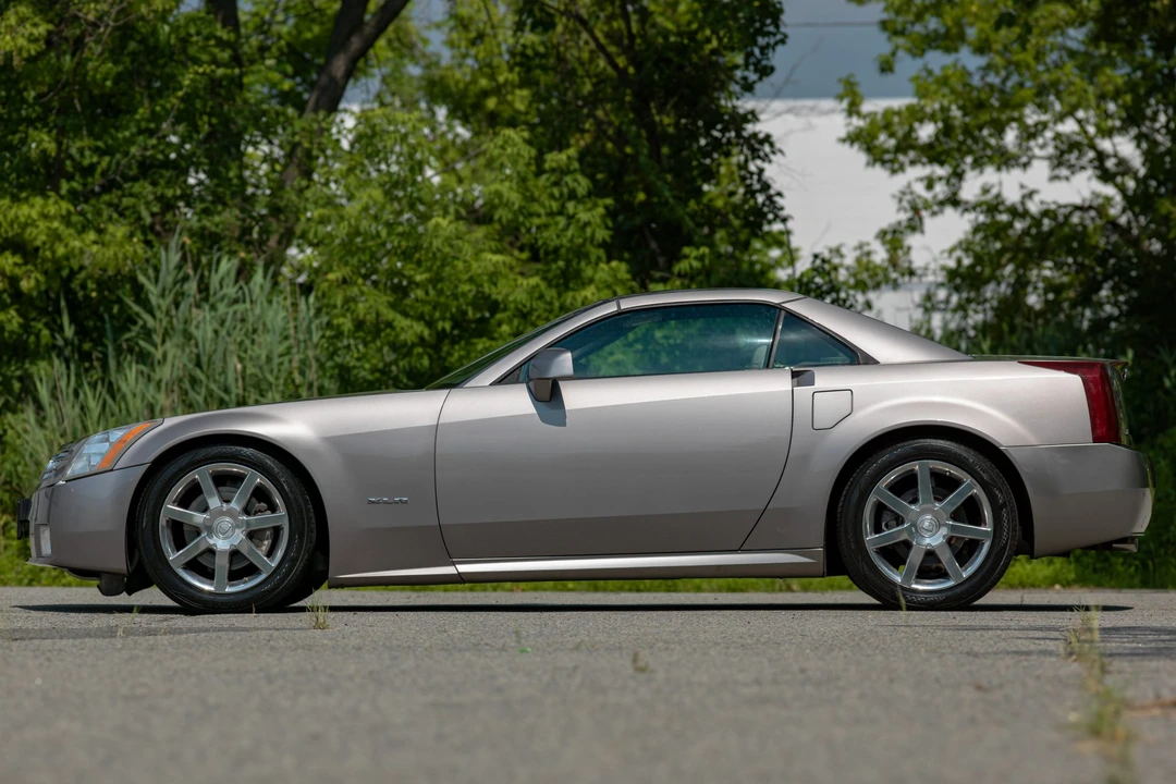 2005 Cadillac XLR - Image 8 of 31