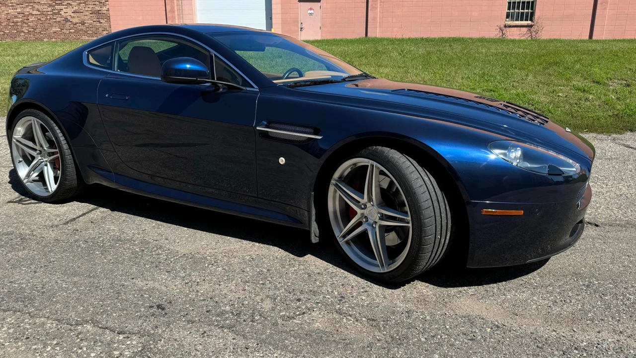 2011 Aston Martin V8 Vantage (2006-2017) - Image 8 of 31