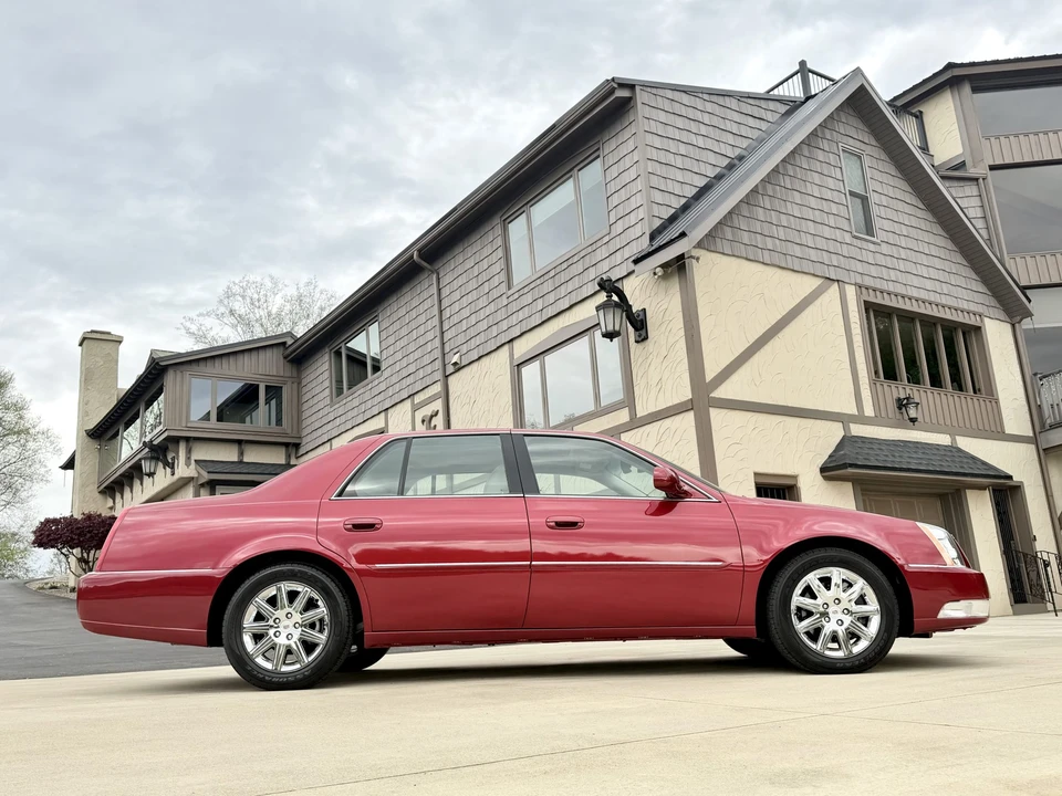 2011 Cadillac DTS - Image 11 of 31
