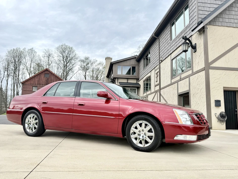 2011 Cadillac DTS - Image 9 of 31