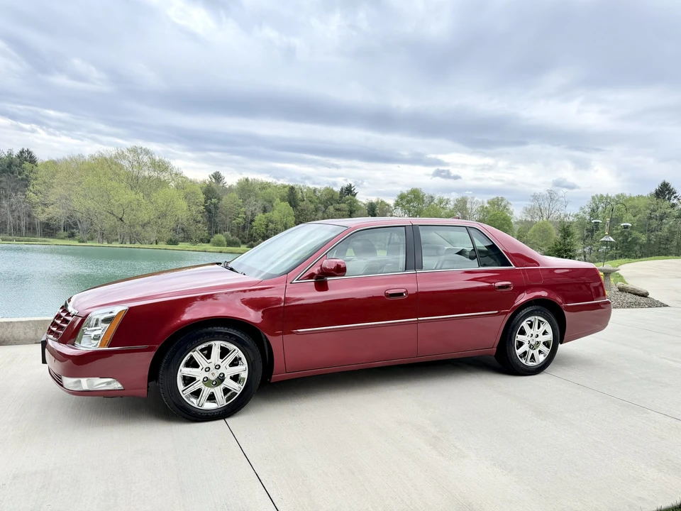 2011 Cadillac DTS - Image 2 of 31