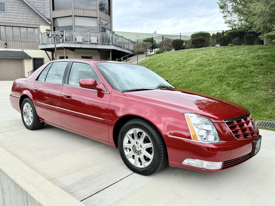 2011 Cadillac DTS - Image 8 of 31