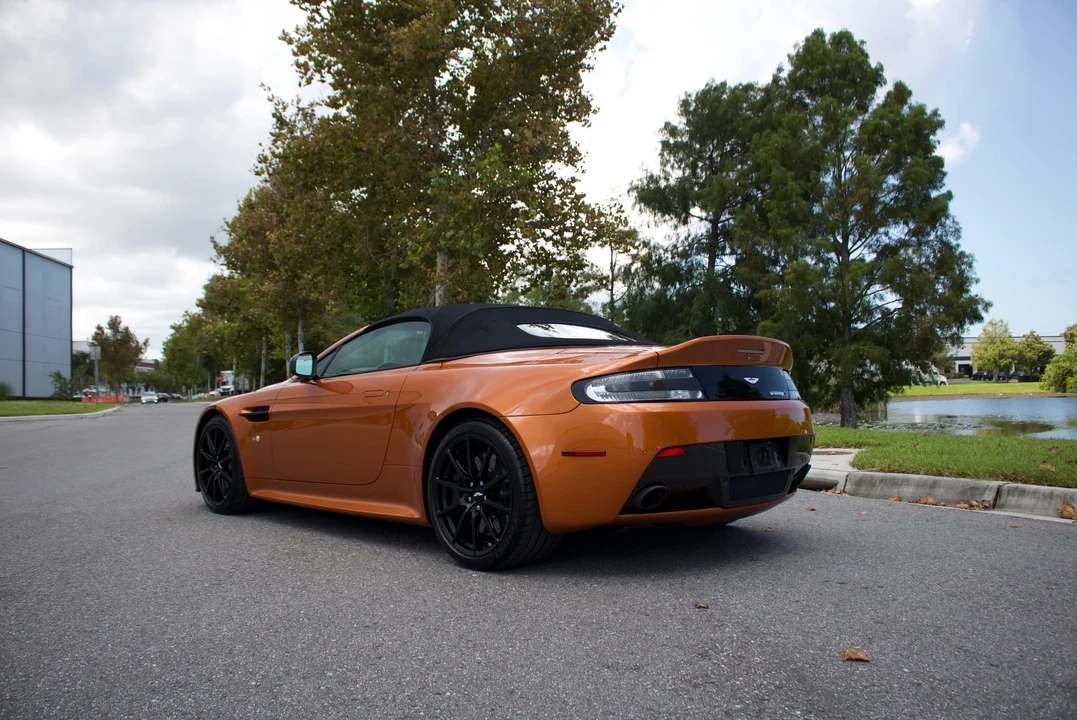 2015 Aston Martin Vantage - Image 26 of 31