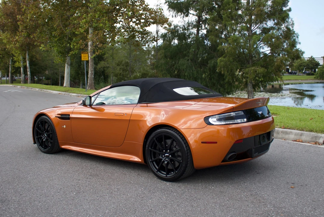 2015 Aston Martin Vantage - Image 25 of 31