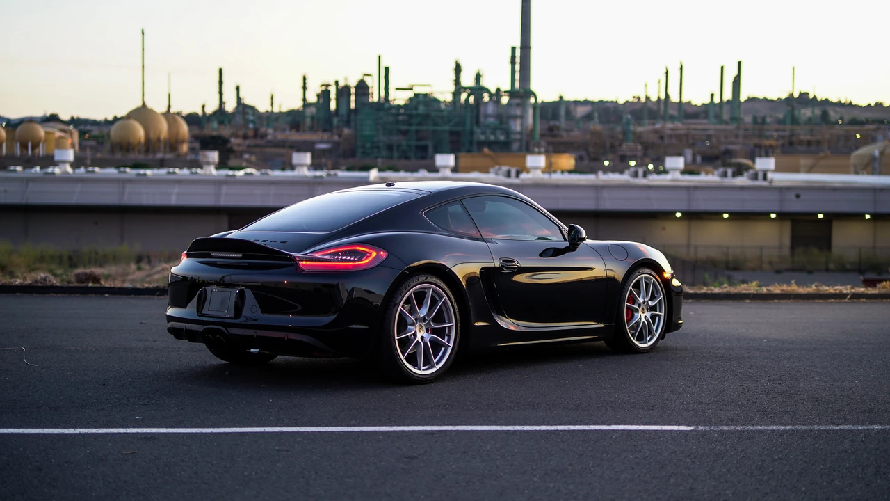 2016 Porsche 981 Cayman GTS - Image 15 of 31