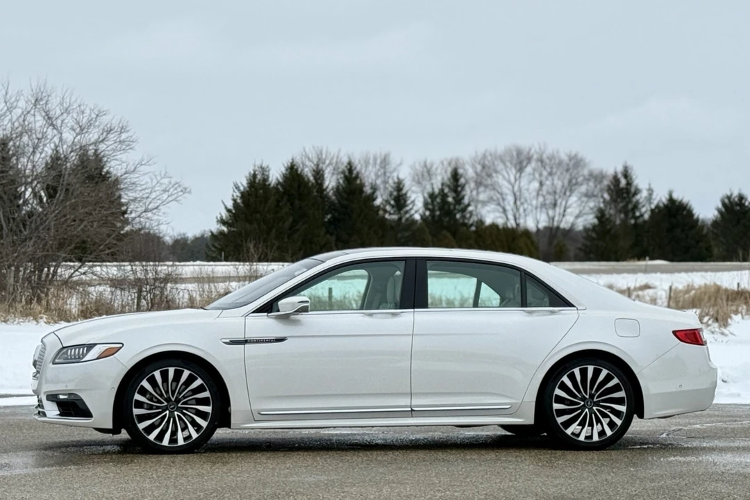 2017 Lincoln Continental 10th Gen - Image 3 of 8