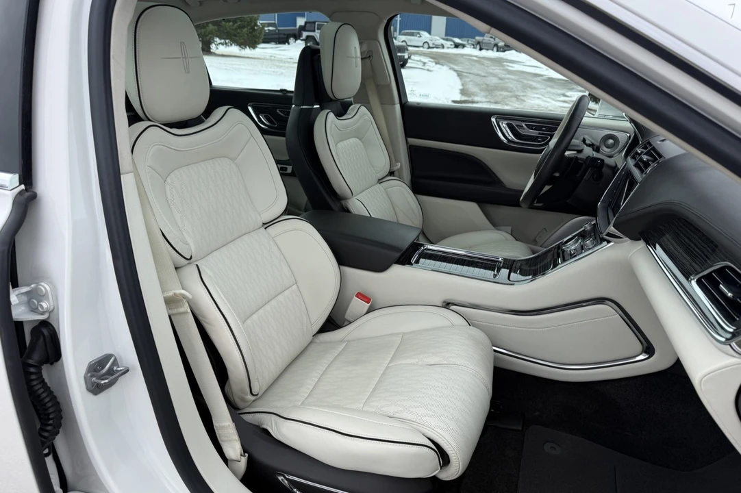 2017 Lincoln Continental 10th Gen - Image 4 of 8