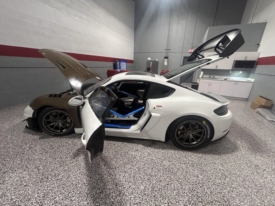 2025 Porsche 718 Cayman GT4 RS Clubsport - Image 11 of 31
