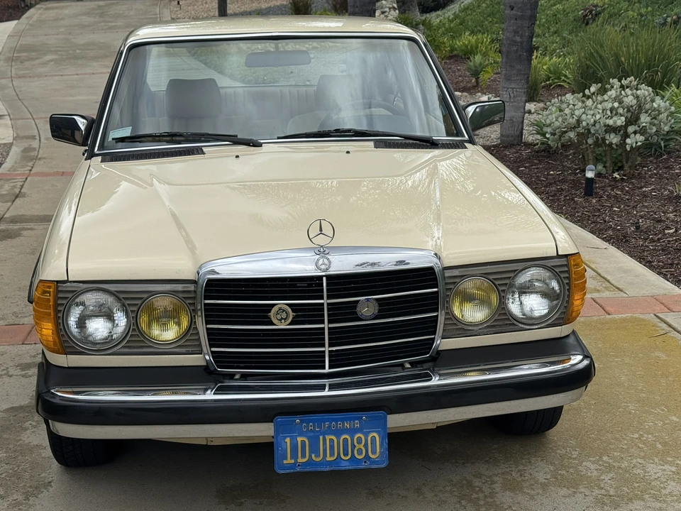 1981 Mercedes-Benz W123 Sedan - Image 4 of 31