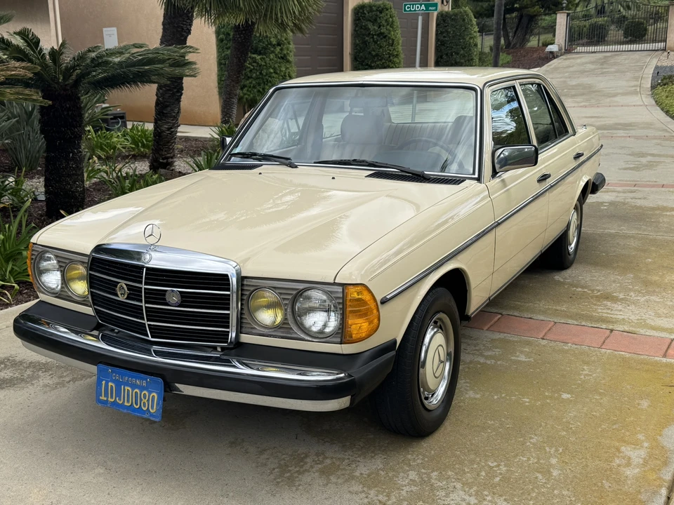 1981 Mercedes-Benz W123 Sedan - Image 2 of 31
