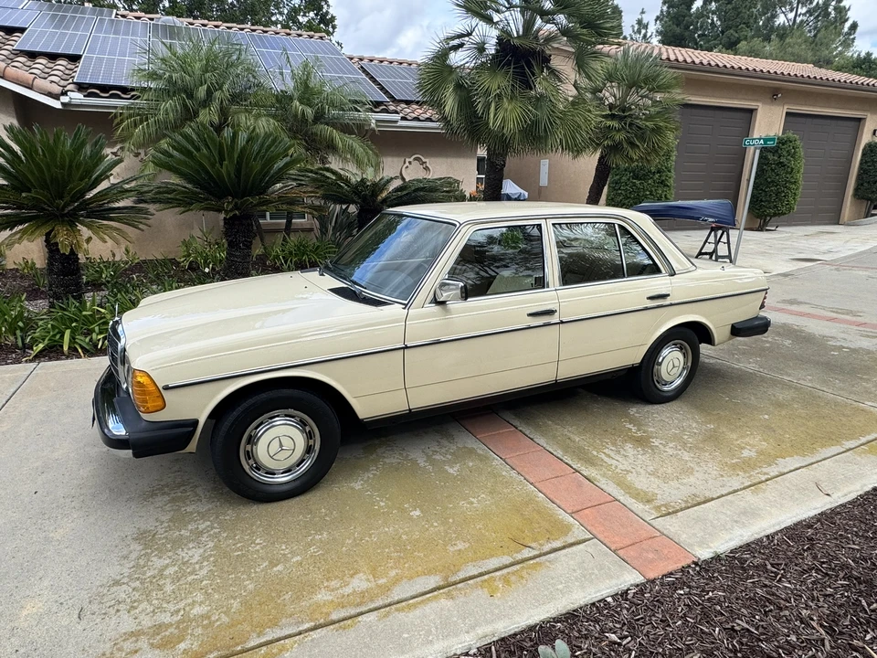 1981 Mercedes-Benz W123 Sedan - Image 15 of 31