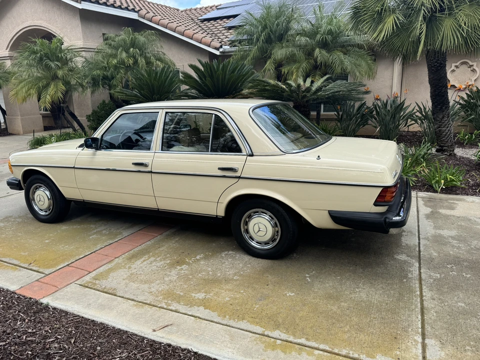 1981 Mercedes-Benz W123 Sedan - Image 13 of 31