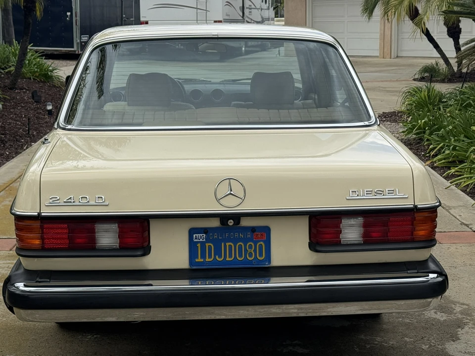 1981 Mercedes-Benz W123 Sedan - Image 11 of 31