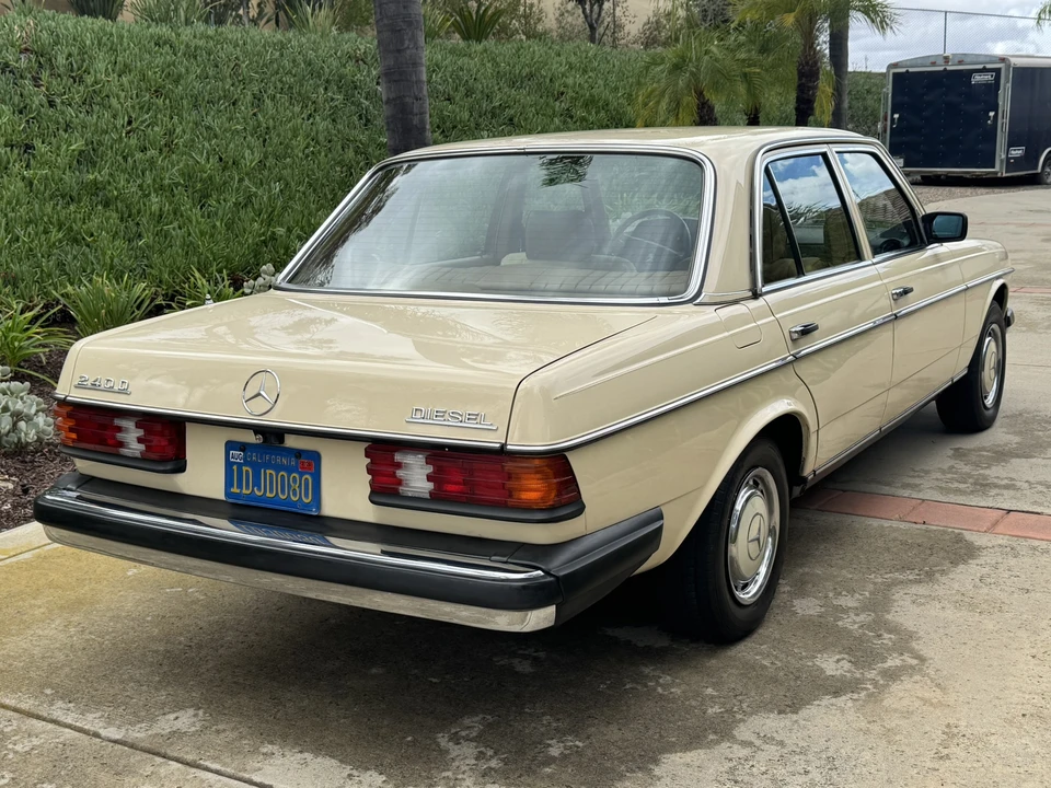 1981 Mercedes-Benz W123 Sedan - Image 10 of 31