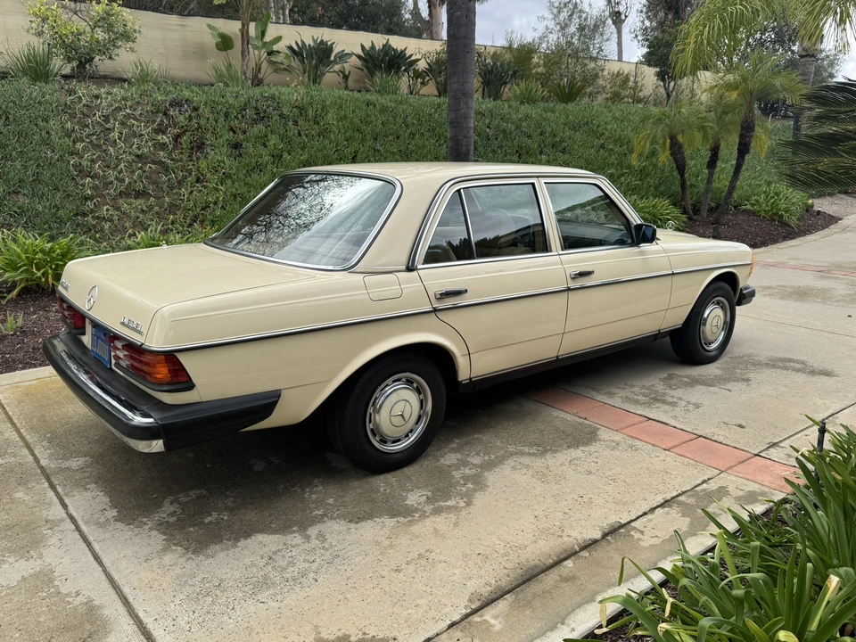 1981 Mercedes-Benz W123 Sedan - Image 9 of 31