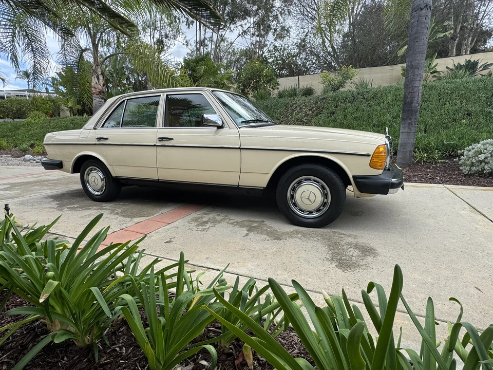1981 Mercedes-Benz W123 Sedan - Image 7 of 31