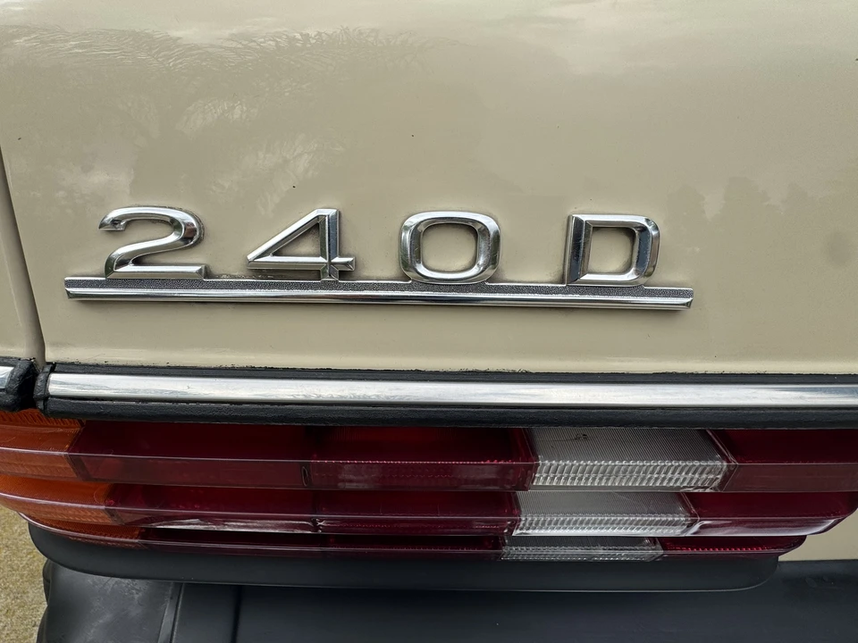 1981 Mercedes-Benz W123 Sedan - Image 19 of 31
