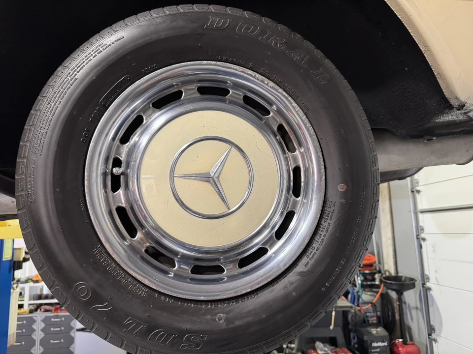 1981 Mercedes-Benz W123 Sedan - Image 27 of 31