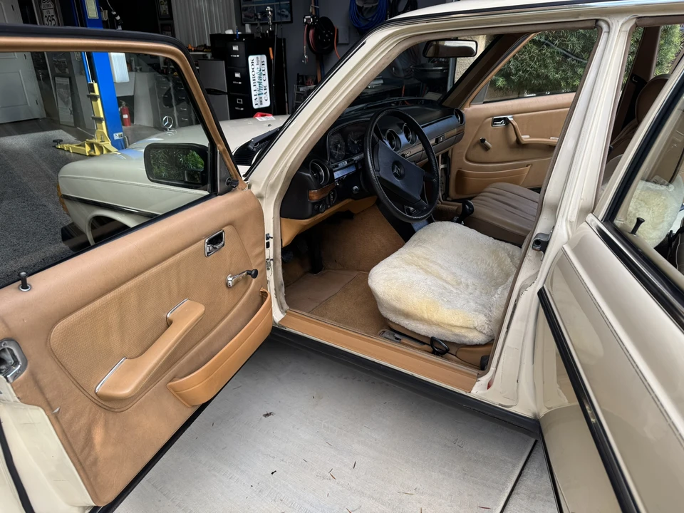 1981 Mercedes-Benz W123 Sedan - Image 30 of 31