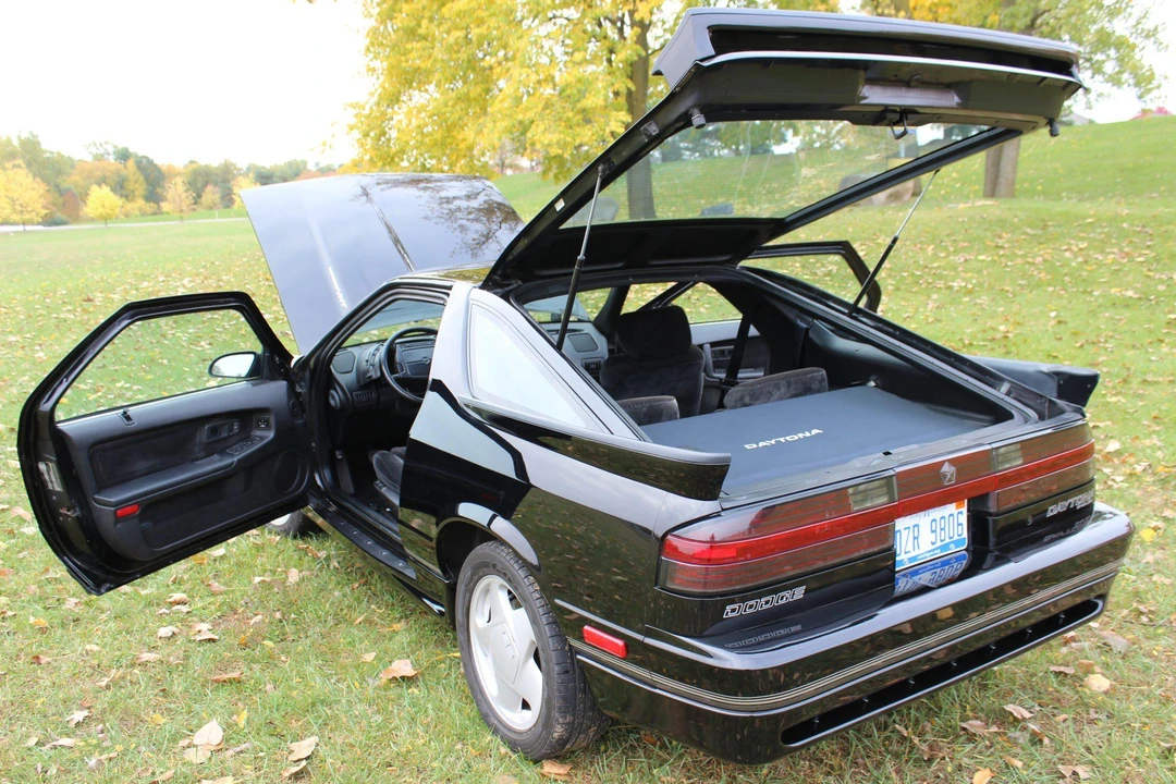 1990 Dodge Daytona - Image 18 of 31