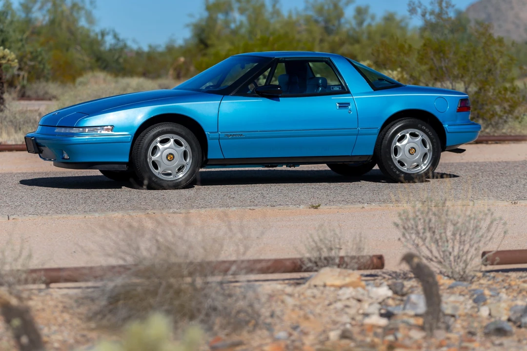 1991 Buick Reatta - Image 12 of 31