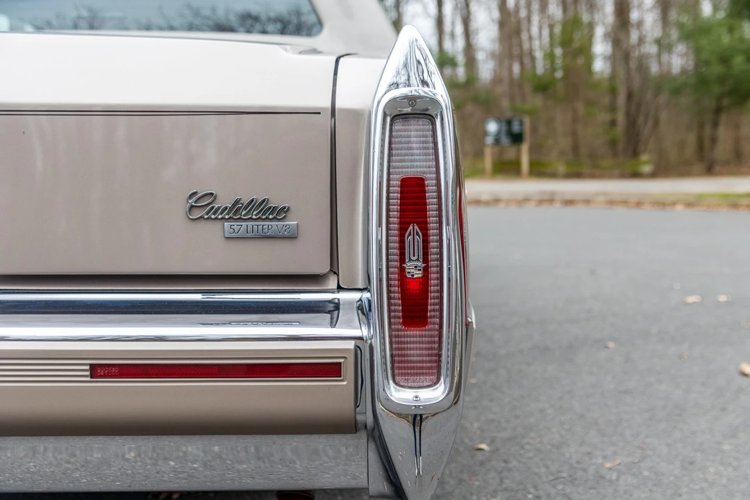 1991 Cadillac Brougham - Image 26 of 31