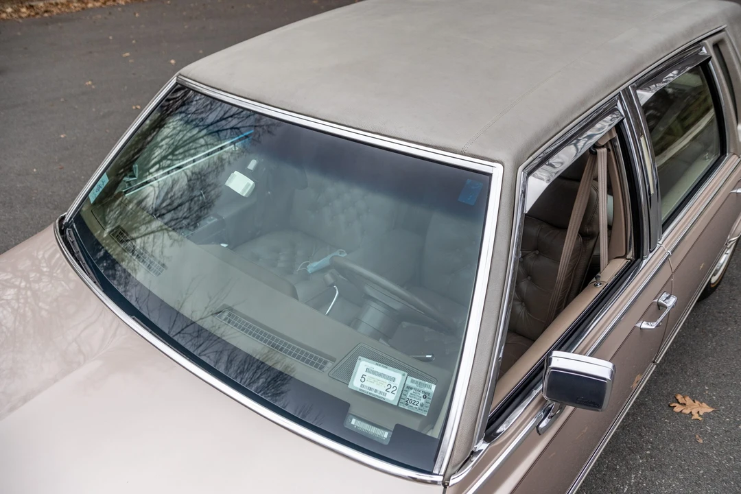 1991 Cadillac Brougham - Image 16 of 31