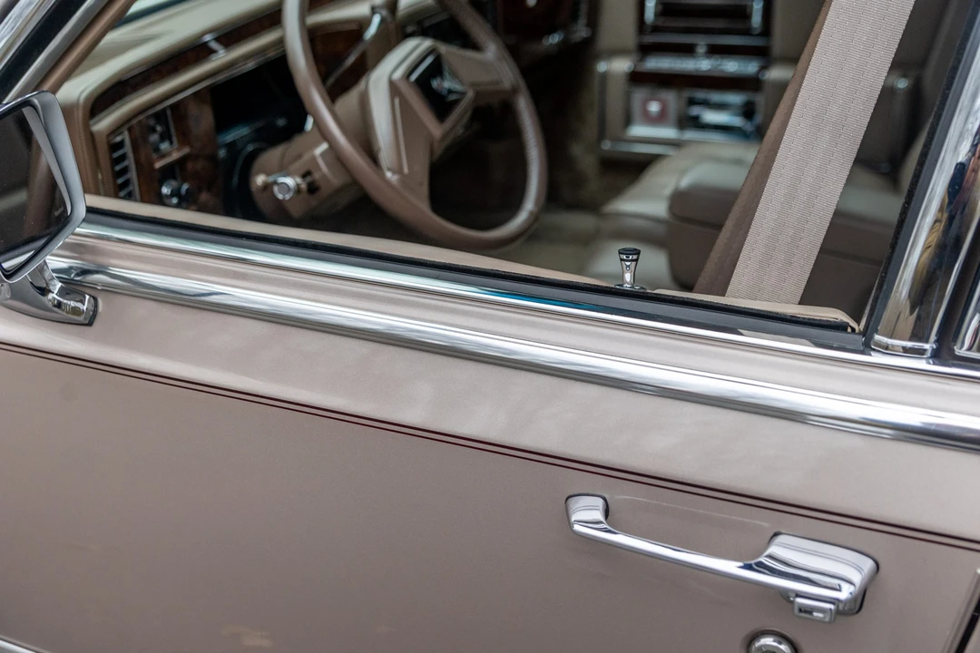 1991 Cadillac Brougham - Image 19 of 31