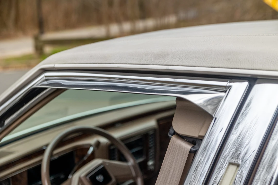 1991 Cadillac Brougham - Image 18 of 31