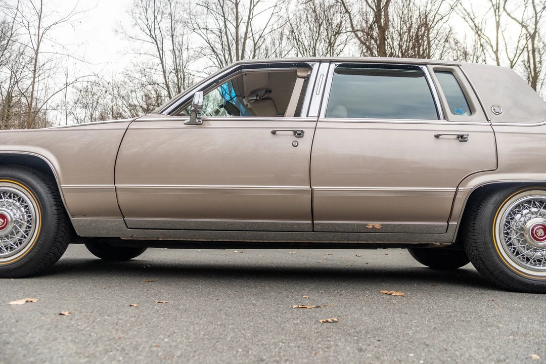 1991 Cadillac Brougham - Image 22 of 31