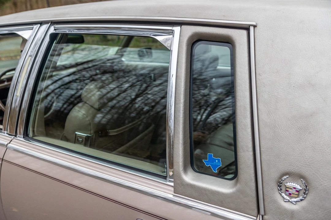 1991 Cadillac Brougham - Image 21 of 31