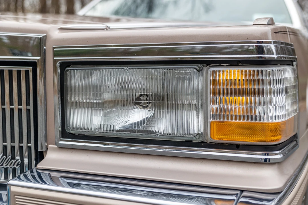 1991 Cadillac Brougham - Image 14 of 31