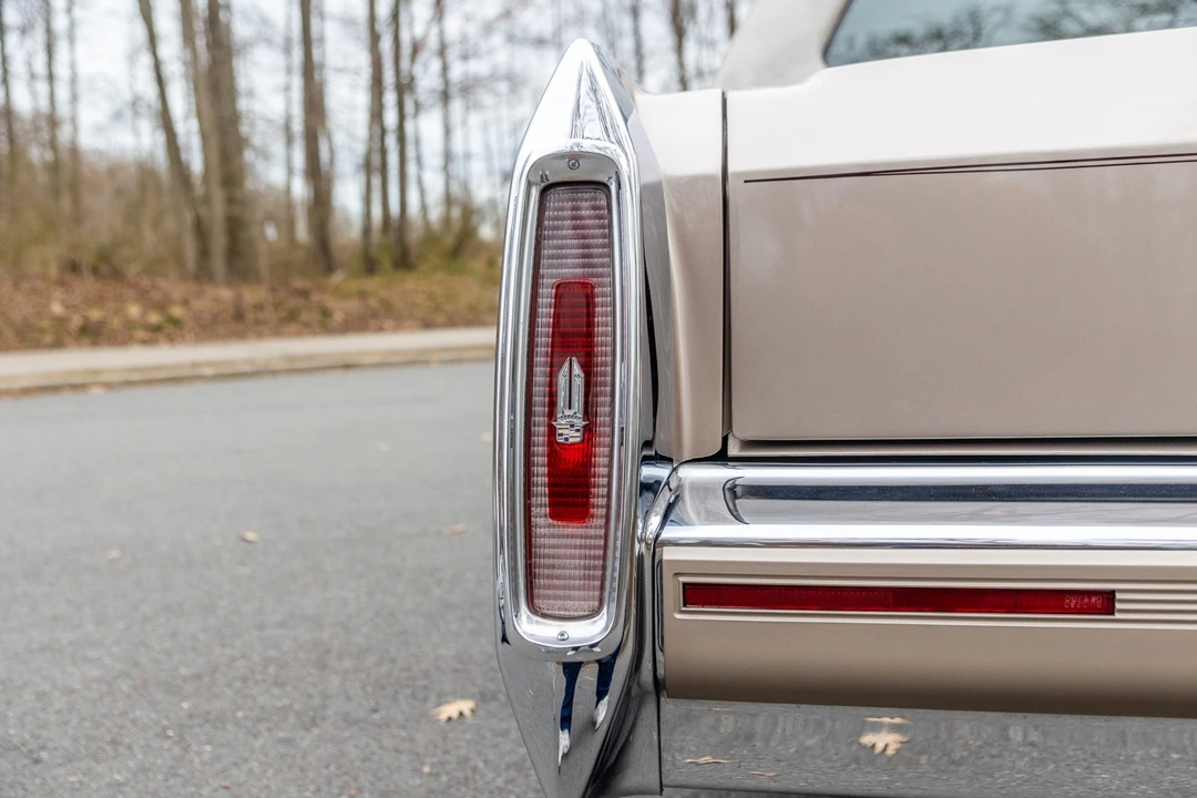 1991 Cadillac Brougham - Image 25 of 31