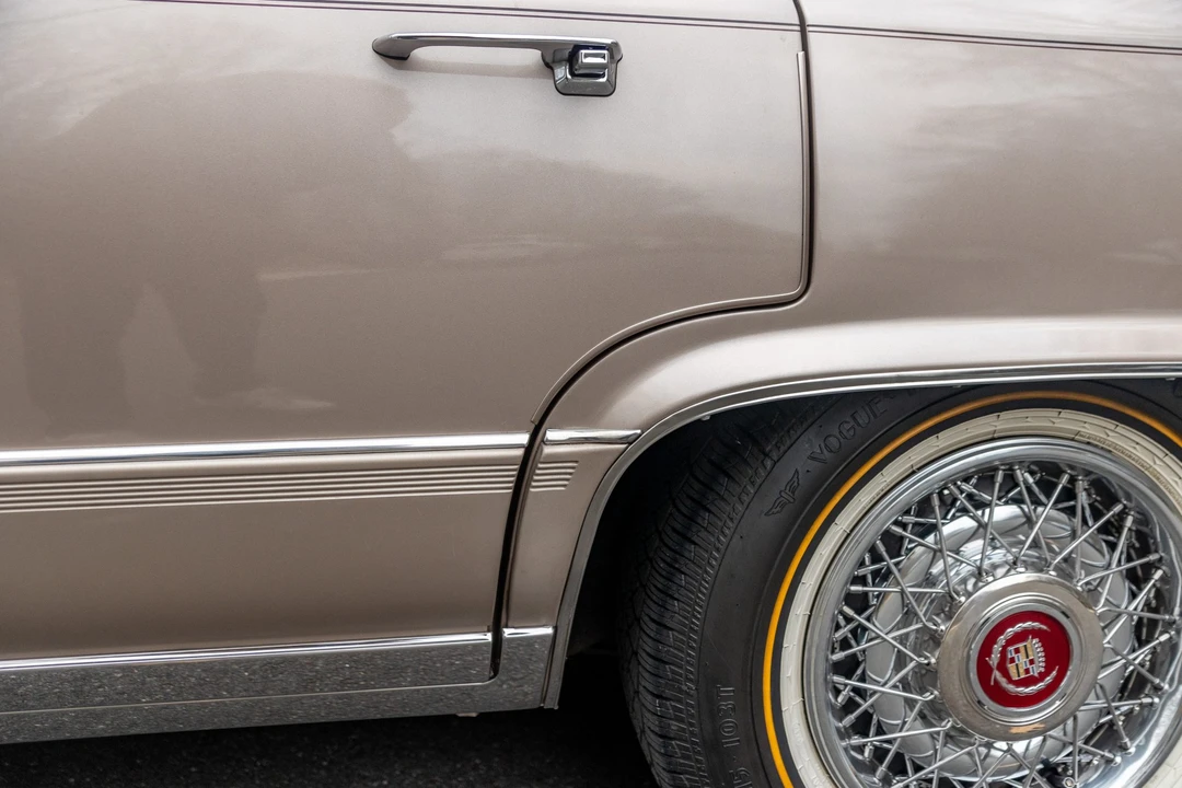 1991 Cadillac Brougham - Image 24 of 31