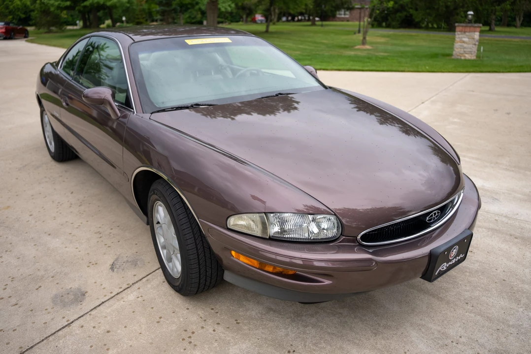 1995 Buick Riviera 8th Gen - Image 6 of 31