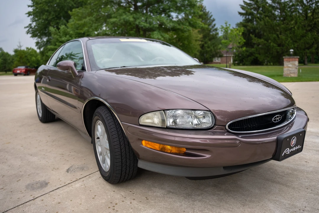 1995 Buick Riviera 8th Gen - Image 3 of 31