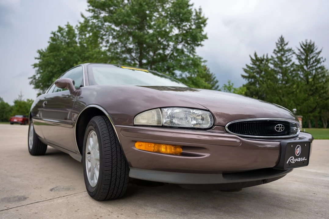 1995 Buick Riviera 8th Gen - Image 4 of 31