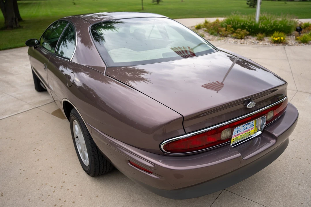 1995 Buick Riviera 8th Gen - Image 21 of 31