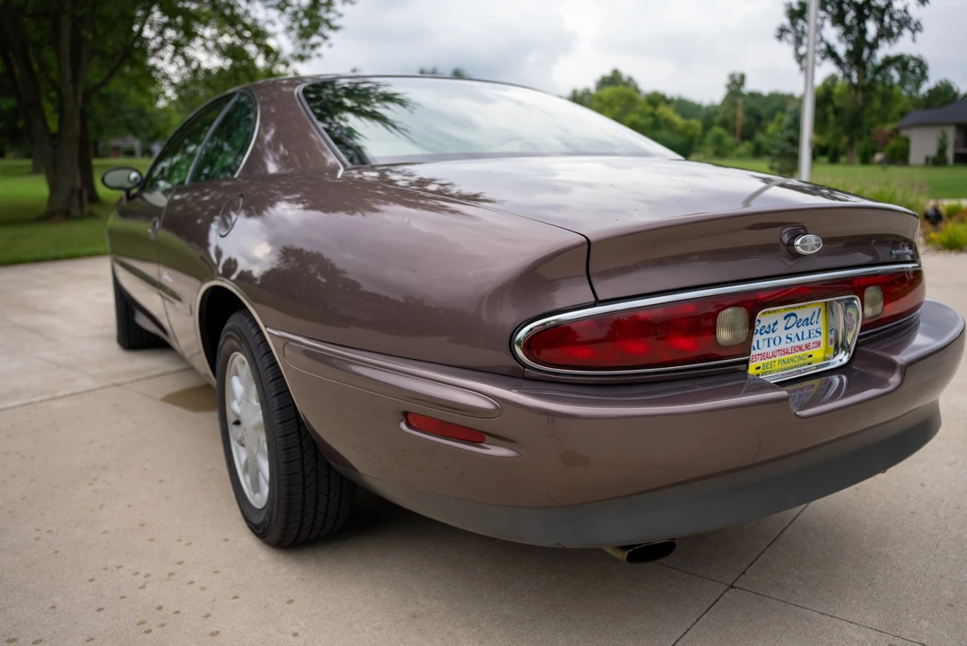 1995 Buick Riviera 8th Gen - Image 22 of 31
