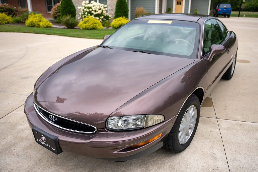 1995 Buick Riviera 8th Gen - Image 14 of 31
