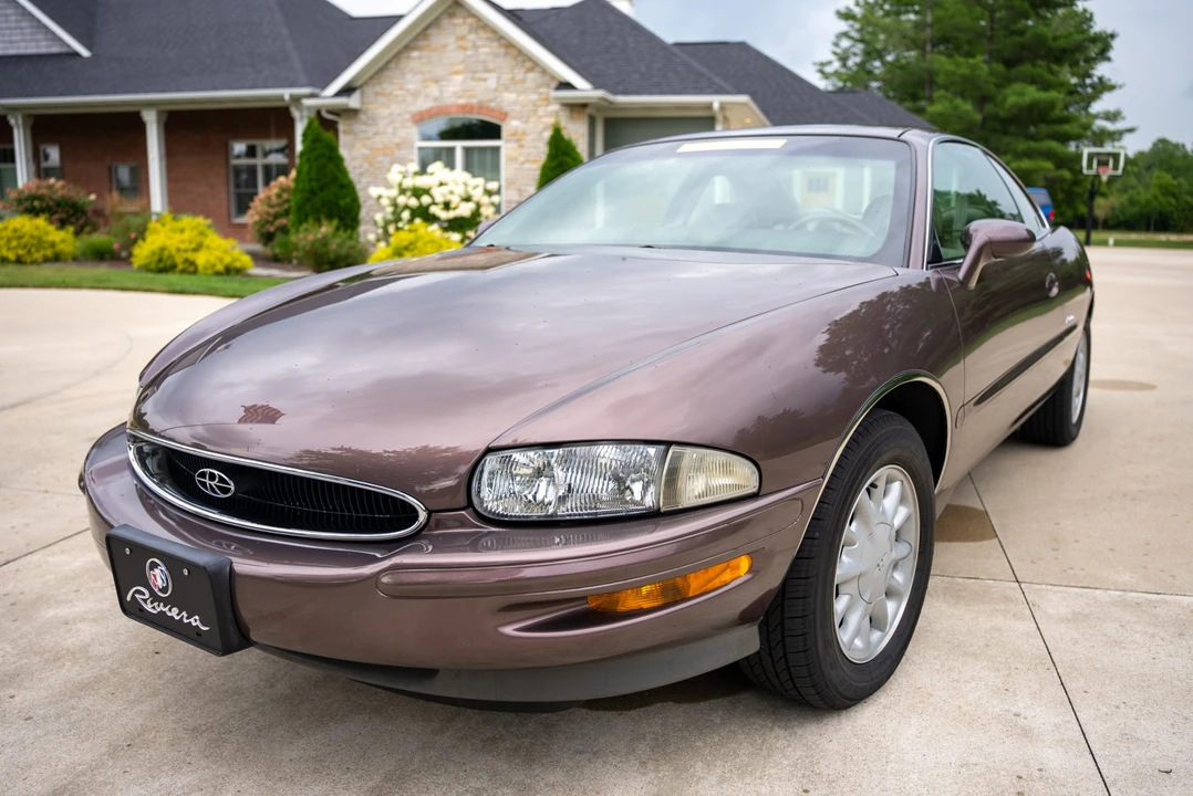 1995 Buick Riviera 8th Gen - Image 15 of 31