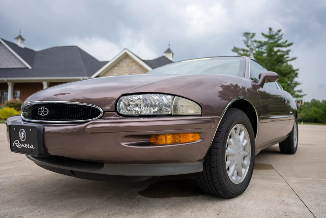 1995 Buick Riviera 8th Gen - Image 11 of 31