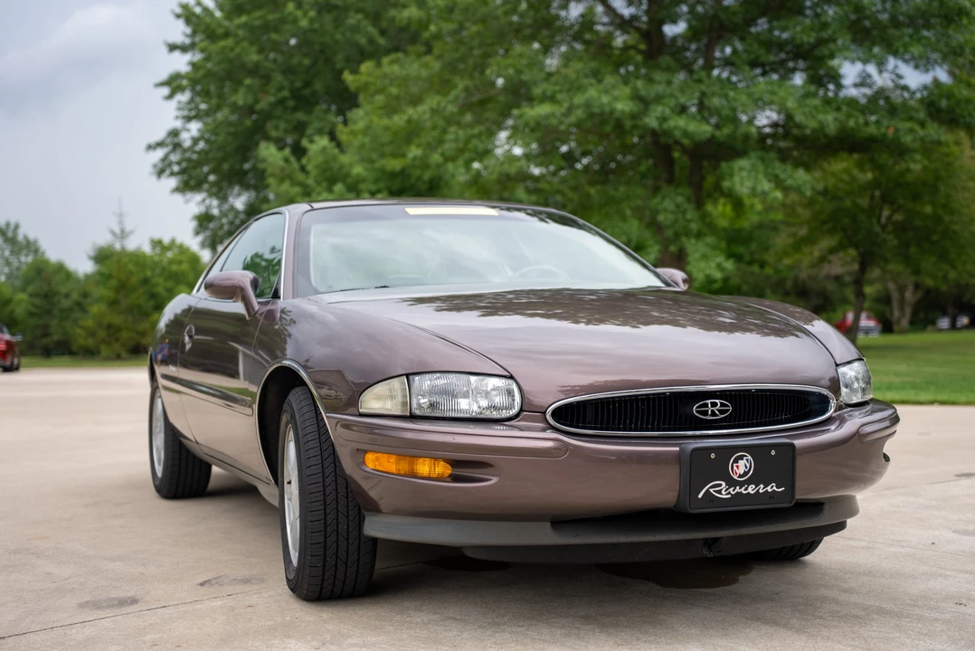 1995 Buick Riviera 8th Gen - Image 5 of 31
