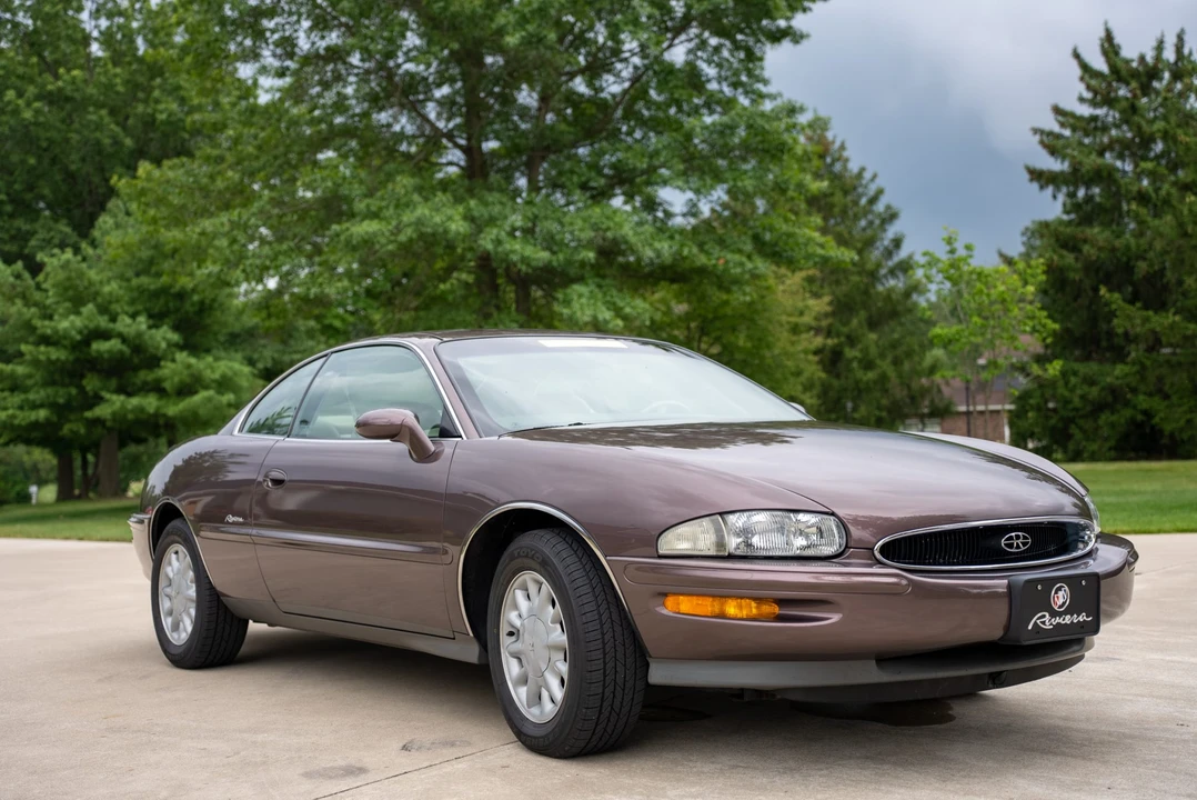1995 Buick Riviera 8th Gen - Image 2 of 31