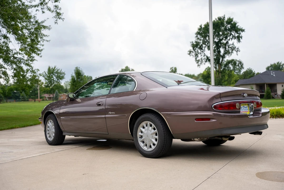 1995 Buick Riviera 8th Gen - Image 19 of 31