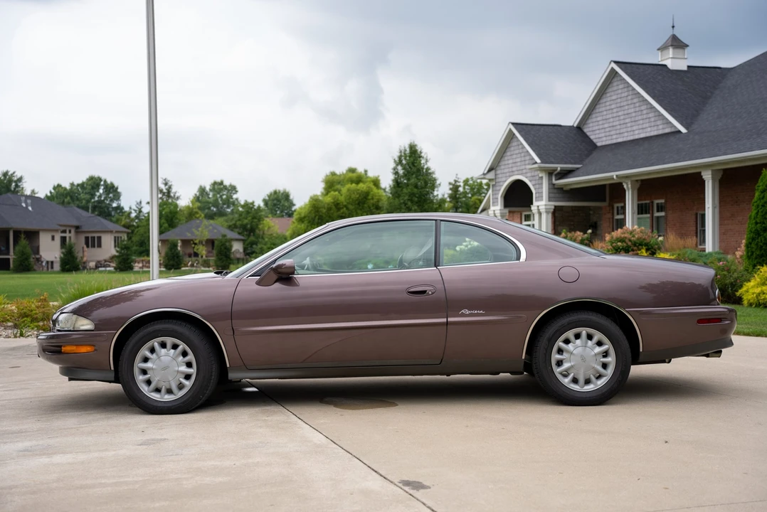 1995 Buick Riviera 8th Gen - Image 16 of 31