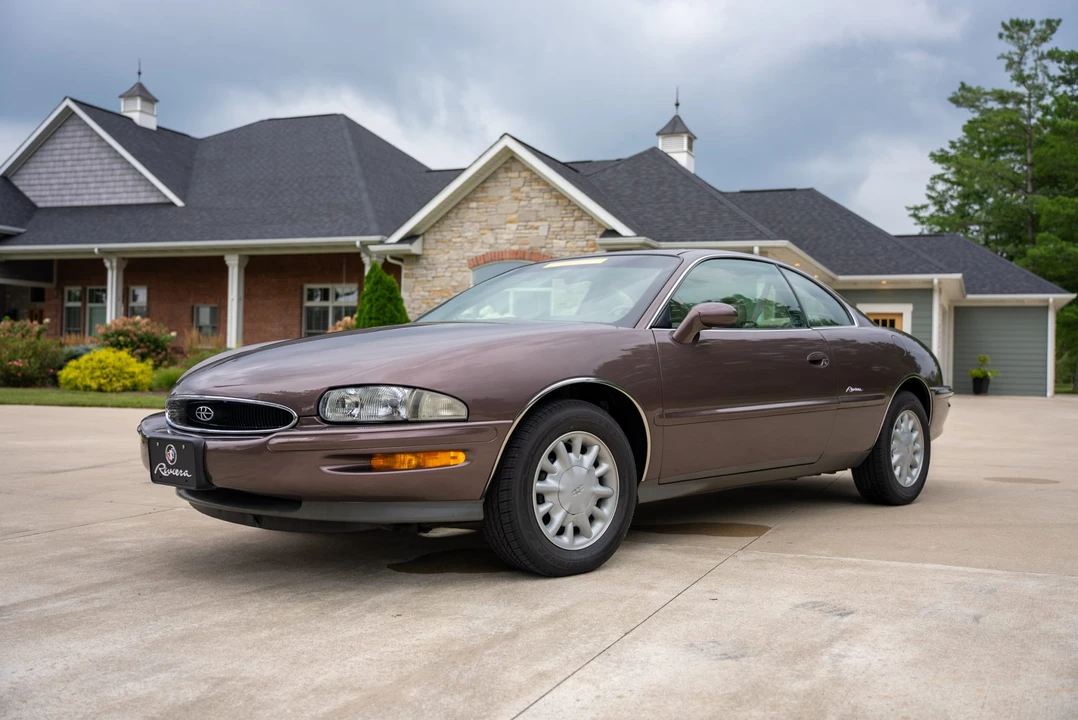 1995 Buick Riviera 8th Gen - Image 13 of 31