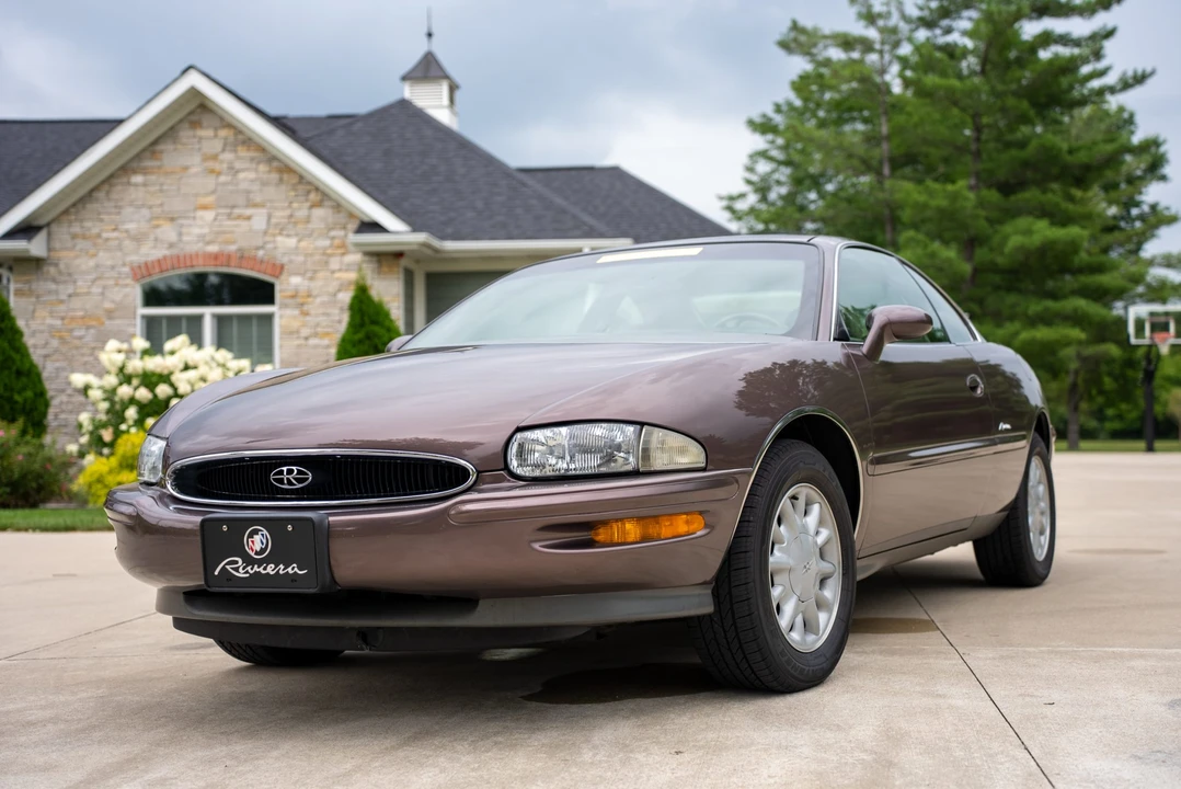 1995 Buick Riviera 8th Gen - Image 12 of 31