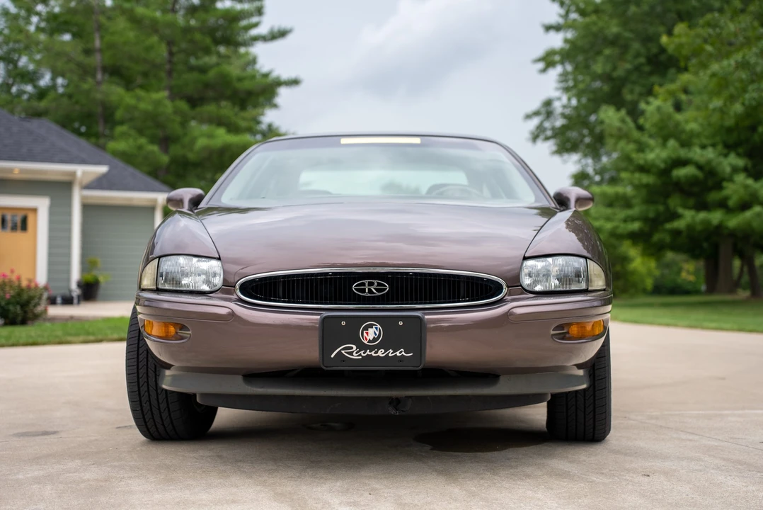 1995 Buick Riviera 8th Gen - Image 9 of 31